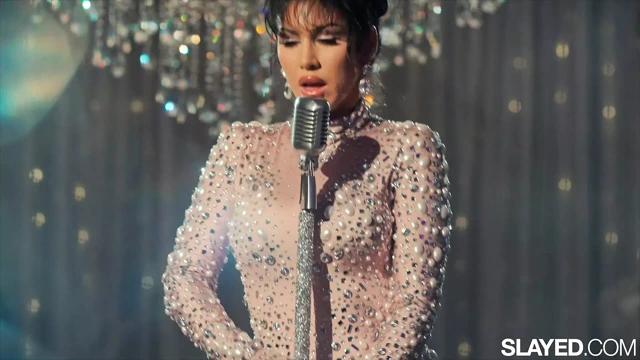 Slayed Vanna, Vicki ve April kulüpte ateşli anal üçlü seks yapıyor