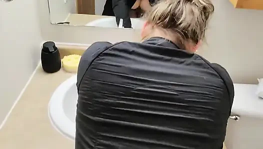 Partiden sonra azgın evli kadınla banyoda sinsi seks