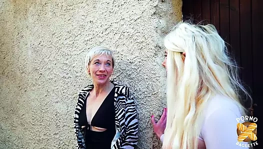 Sarışın orta yaşlı seksi kadın Malvina genç erkeklerle sikişmeyi seviyor