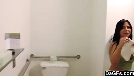 Bayan Rose, unutulmaz bir yüz sikişi için kırmızı ruj sürüyor