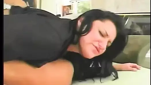 Büyük yuvarlak götlü harika koyu saçlı bebek içine büyük bir yarak alıyor