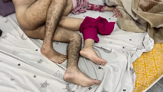 İç mekanda güzel bir akşam iki Hintli yetişkin için unutulmaz bir deneyime dönüşüyor (18+)