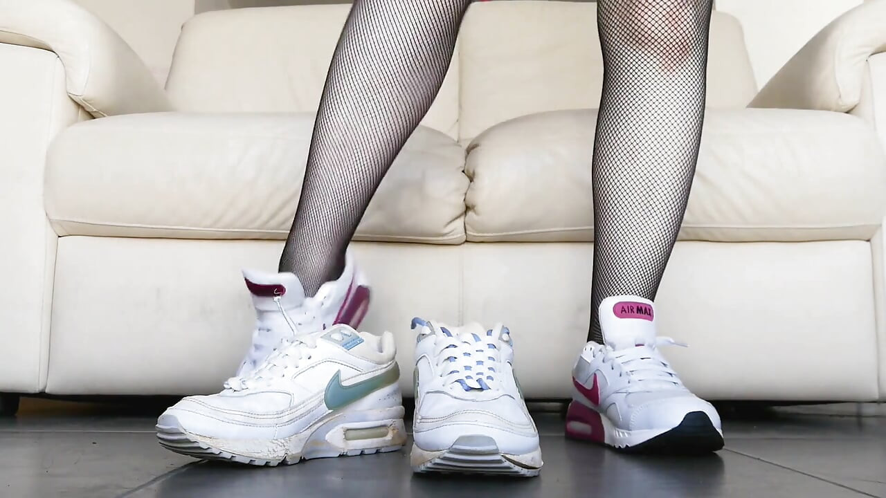 Raven beyaz ve blu nike air max'in üstüne işiyor