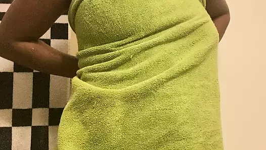 Duş zamanı - götümü yıkıyorum (xhamster porn bio'daki bağlantı, sosyal medyalarıma tıklayın)