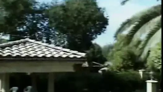 Büyük memeli ateşli kız açık havada adama amını yalatıyor