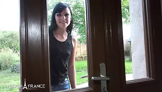 Küçük memeli güzel uzun boylu koyu saçlı bebeğin kanepesinde oyuncu seçmeleri