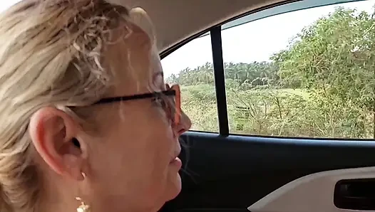 Güzel olgun eş, banyoda seksin tadını çıkarıyor