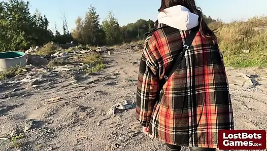 James ve Sofia striptizli elle tokat oyununa katılıyor