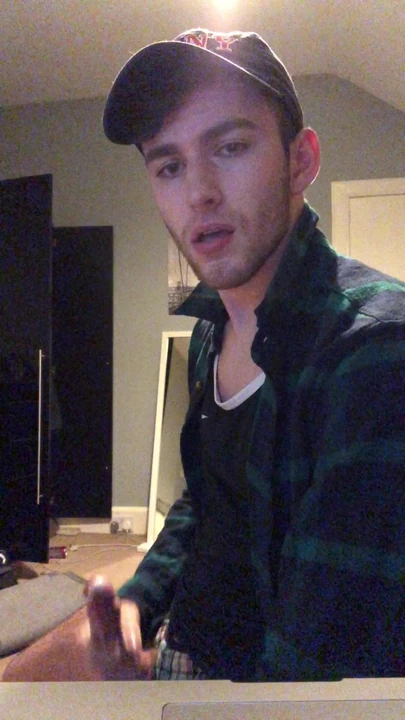 Горячий парень стреляет в горсть спермы