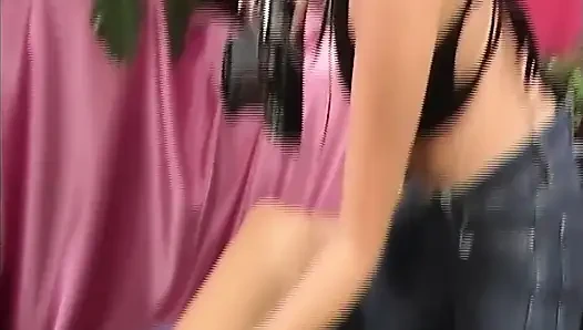 Sarışın büyük memeli bebeği büyük dildoyla sikiyor