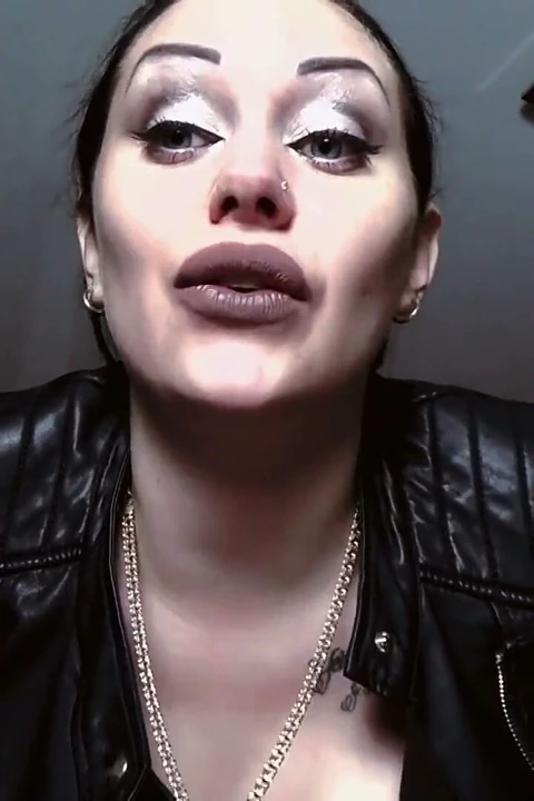 Sert nefes oyunu ve şaplaklarla süper zalim ve sadist findom evinizde!