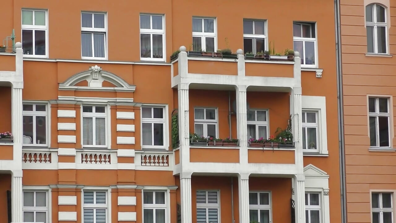 Orta yaşlı seksi kadınlar kanepede büyük yarak emmeyi ve sikişmeyi seviyor tam derleme