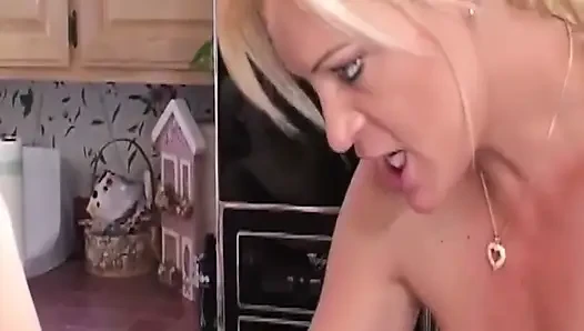 Olgun sarışınlar büyük siyah dildoyla birbirlerini sikiyor