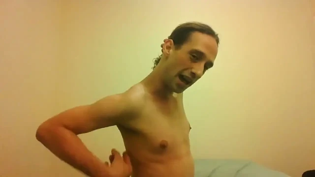 Üstsüz trans kız kulaklarını eller serbest oynatıyor