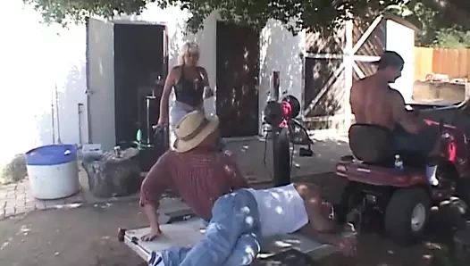 Sıcakta kaltak için bir sürü horoz!