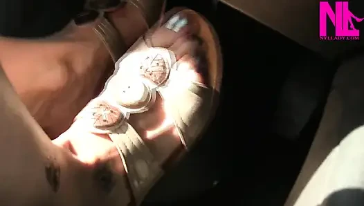 Bej açık ayak toynağı içinde sürüş ve pedal pompalama
