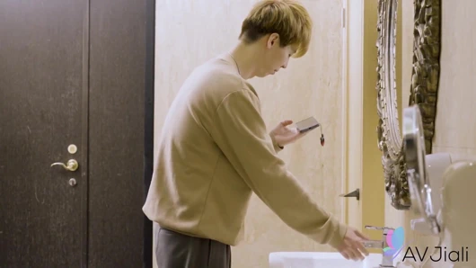 Nakavt olduktan sonra, yardım etmek için seksi bir melek çağrılıyor