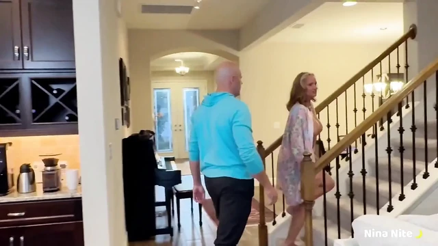 Nina Nite наслаждается другом мужа!
