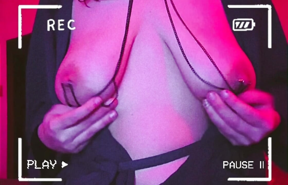 Seksi orta yaşlı seksi kadın pirsingli göğüslerle oynuyor