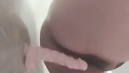 MILF olgun üvey anne, 5 numarasına kocaman bir penis koyacak birini arıyor