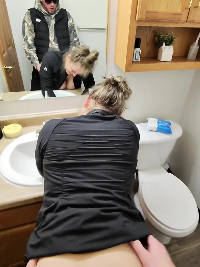 Partiden sonra azgın evli kadınla banyoda sinsi seks