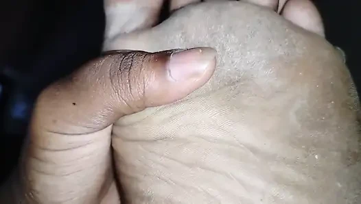 Sevimli ateşli kız finansal varlıklarınız karşılığında temiz yalamanız için sizi flithy ayaklarıyla kutsaıyor