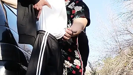 Ben işerken kayınvalidem sikimi tutuyor ve sonra herkesin içinde emiyor