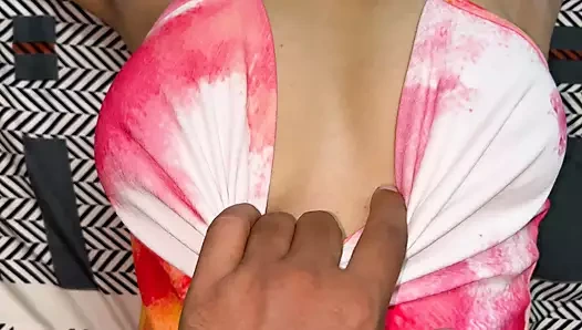 Eski erkek arkadaş bir gün aniden eve geldi ve kocası evde yokken onunla seks yapıyor