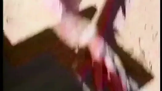 Azgın adam sikini emdirirken seviyor sonra açık havada seksi hatunla sikişiyor