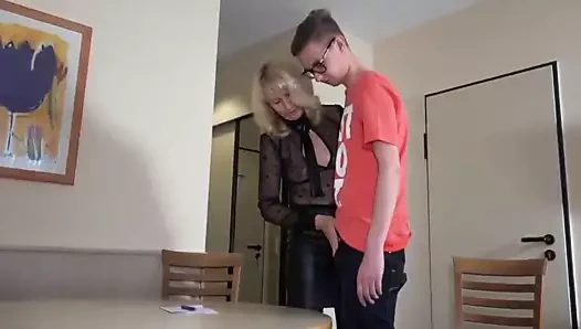 Sıska adam olgun 80 yaşındaki orta yaşlı seksi kadınla sikişiyor