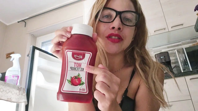 Dövmesiz ateşli bir sarışın senin için iç çamaşırlı ve çıplak yemek pişirmeyi seviyor