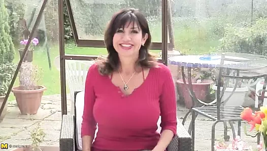 Aç kedi ile muhteşem olgun anne