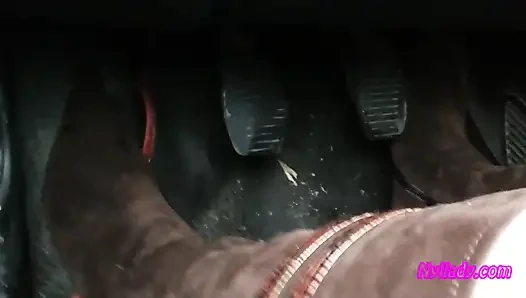 Erkek delisi kırmızı yüksek topuklu çizmeler içinde sürüyor