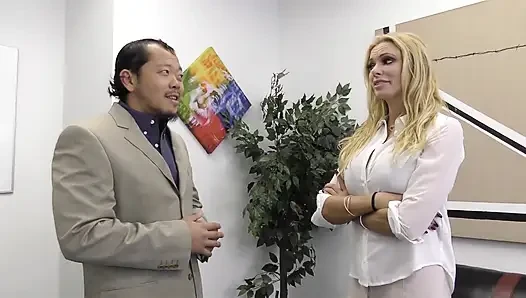Ofiste garip kör orta yaşlı seksi kadın kafası karışık Lenny için oral seks yapıyor.