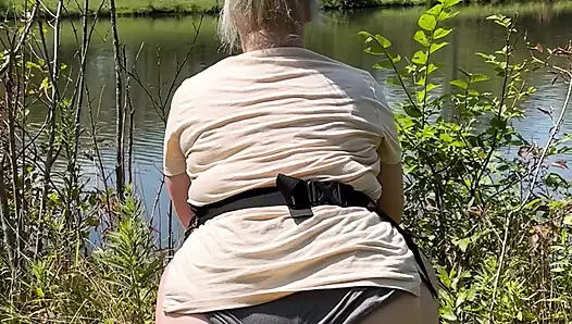 Güzel bir günde balık tutuyor ve teşhir ediyor