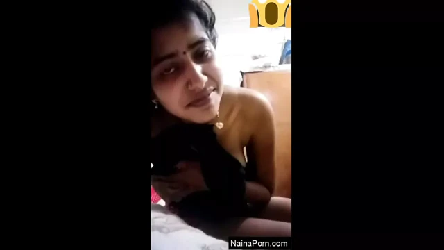 Sevimli desi kız göğüslerini gösteriyor