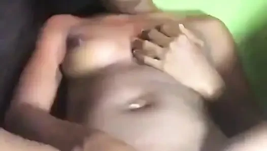 Üvey erkek kardeşimin bilmesinin iyi olduğunu hissedene ve amcığı çok sulu ve ıslak olana kadar mastürbasyon yaparken izliyorum