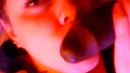 Beyaz civciv üfleme bir siyah çük