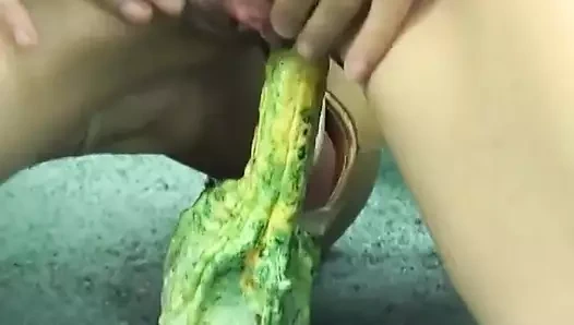 Yerdeki esmer piliç yeşil ürünle kendini tatmin ediyor