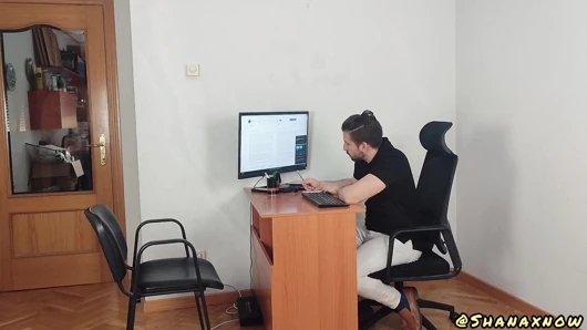 Ofis fantezisi iş stand up domaltarak yüz sikişi