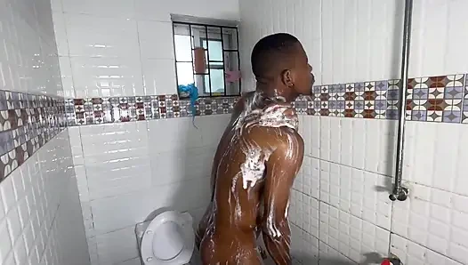 Erkek arkadaşımla banyoda sikişiyorum