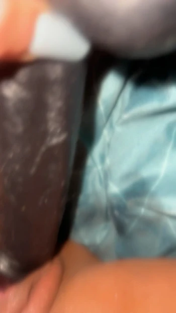 Удаленные просмотры Мясистая латина мастурбирует некоторых на большой черный дилдо