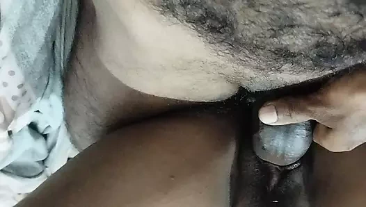 Sinhala yaşlı gösterişli bayan genç bir oğlandan sert bir yarak alıyor