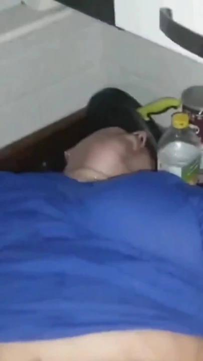 Большой черный член трахает пальцами мои жестко и глубоко на вершине кухонной стойки со сквиртующими оргазмами