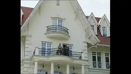 Kızlar devasa yaraklarla çifte sikişmeyi ve boşalma filmini seviyor