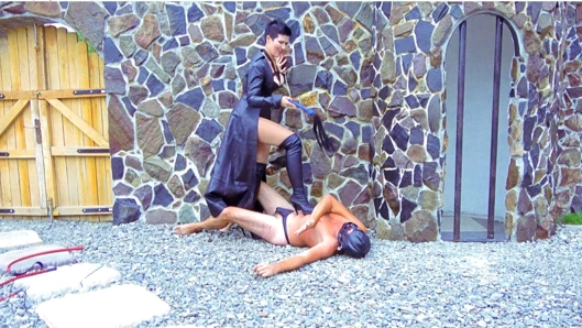 Köleme yalama - tek kuyruklu kırbaçlama ve ezme - Yunanistan'dan sahibe Alexandra