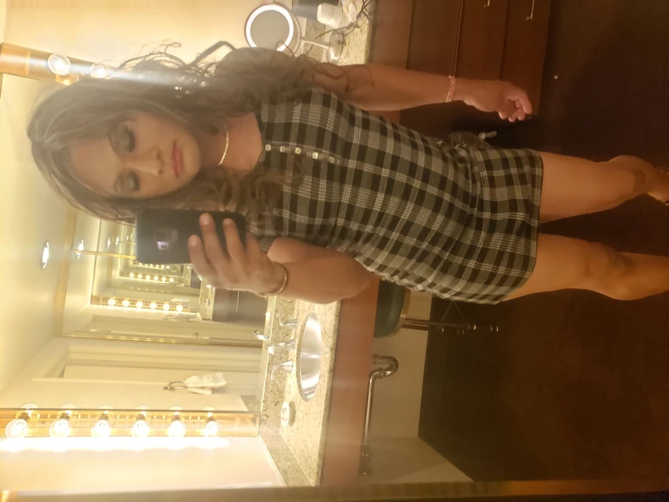 Seksi kadın gösteriş yapıyor