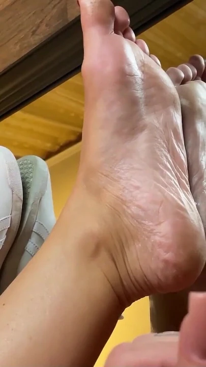 Мощный момент из "Немецкий грязный разговор, ногами - татуированная рыжая тинка Anni Angel"