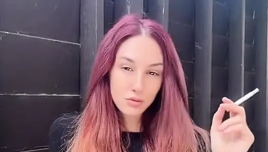 Курящая на улице вдоль волос, фетиш и засвет сисек