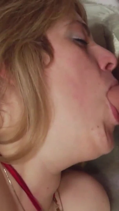 Ключевой момент из "Пасынок и друг застукают мачеху мастурбирует и трахают ее анал"